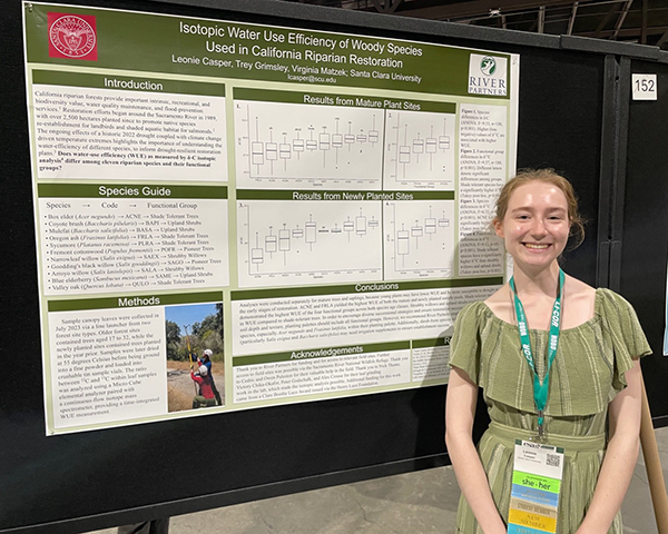 Leonie Casper standing next to her research poster.