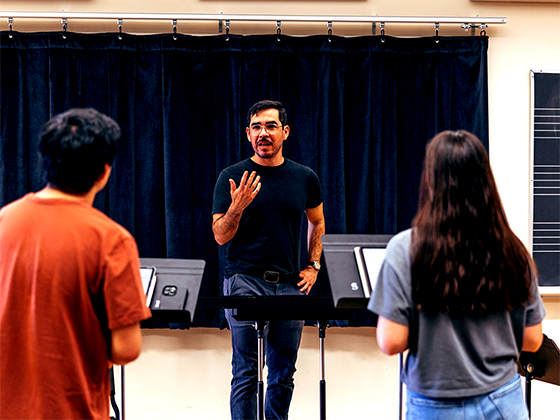 Nicol&aacute;s Lell Benavides &rsquo;10 and students